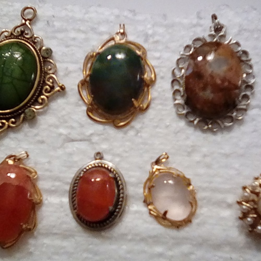 7 Cabochons set in necklace applicade